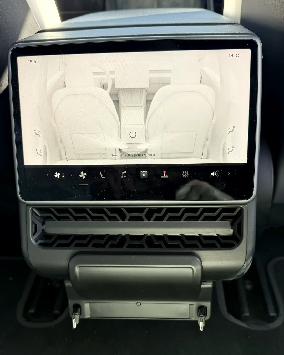 Écran arrière de la Tesla Model 3 ELYSIA affichant la température de l’habitacle, au-dessus des aérations des passagers